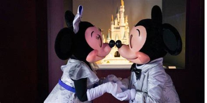 Disney fans are in tears and say 'love doesn't exist' as Mickey and Minnie Mouse break up after 95 i