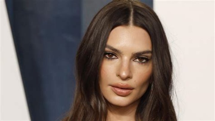 Emily Ratajkowski Reveals She Doesnt Believe In Straight People Hollywood Life |