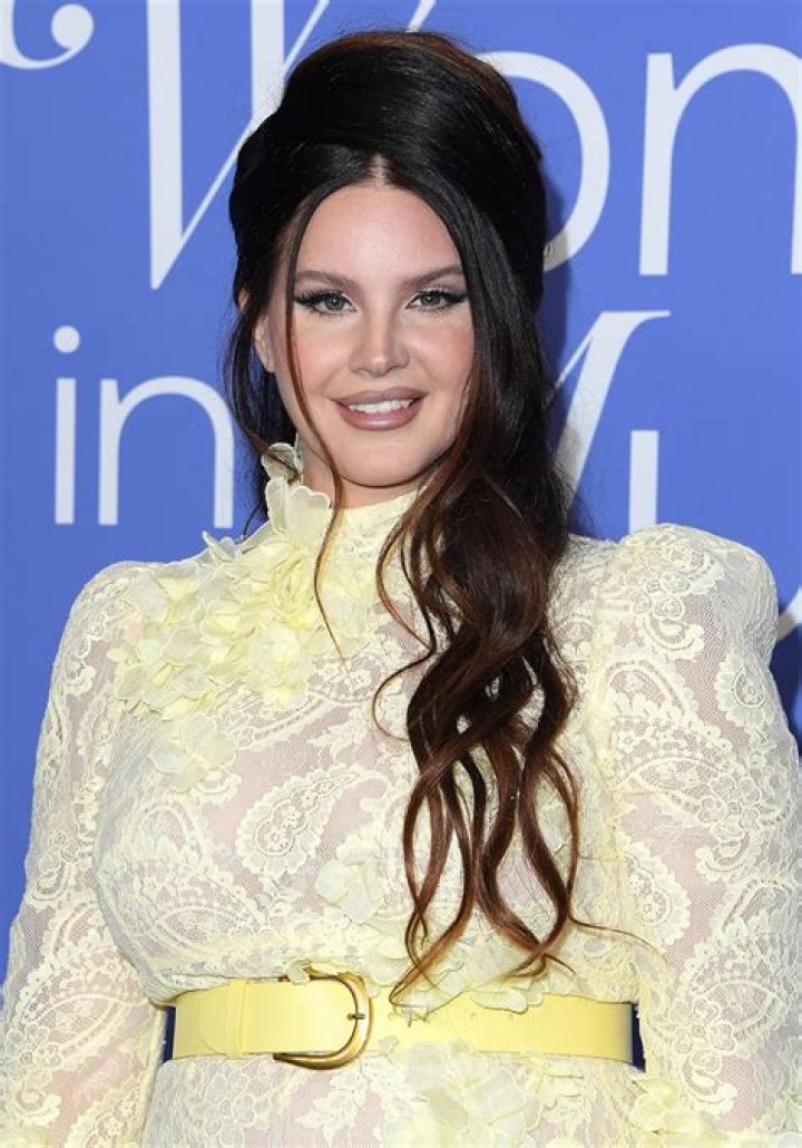 Lana Del Rey - Bio, Age, Net Worth, Height, Single, Nationality, Body Measurement, Career ·