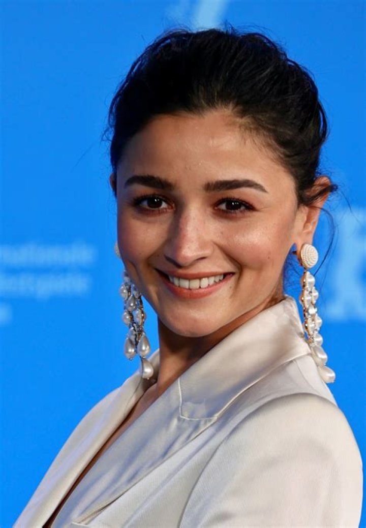 Nazanin Mandi - Bio, Age, Net Worth, Height, Single, Nationality, Career ·