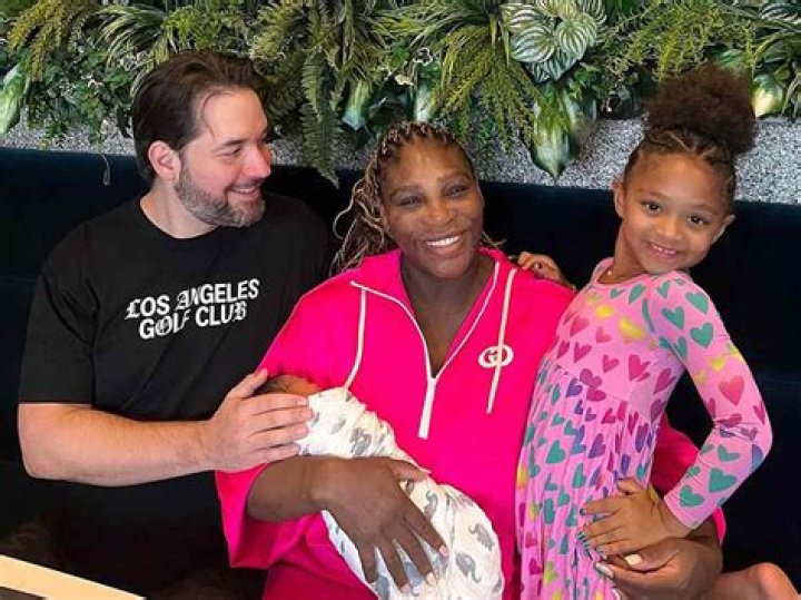 Serena Williams Looks Glam In Family Photos While Holding Daughter Hollywood Life |