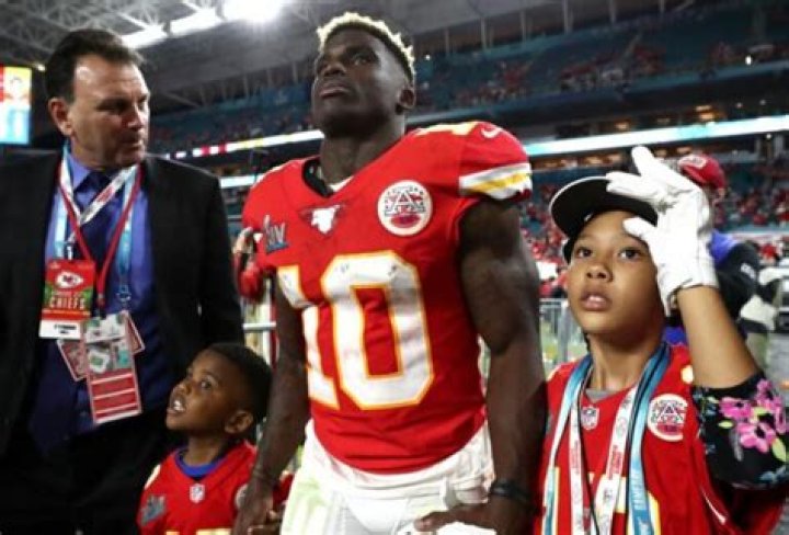 Tyreek Hill Age, Biography, Contract, Parents, Siblings, Height, Net Worth, Stats
