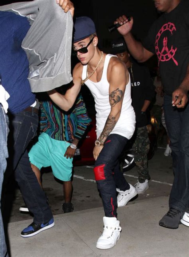 [VIDEO] Justin Bieber Peeing In Public Pees In Bucket & Slams Bill Clinton Hollywood Life