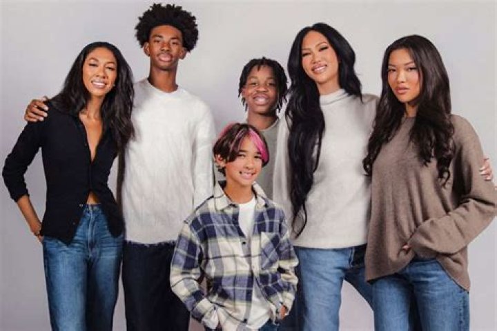 What is Kimora Lee Simmonss Net Worth: Biography, Net Worth & more