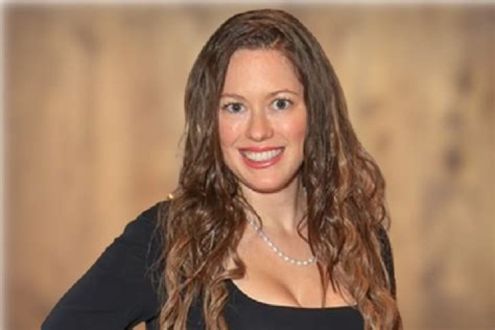Who Is Noelle Dunphy? Find Her Wikipedia, Married Life, & Net Worth